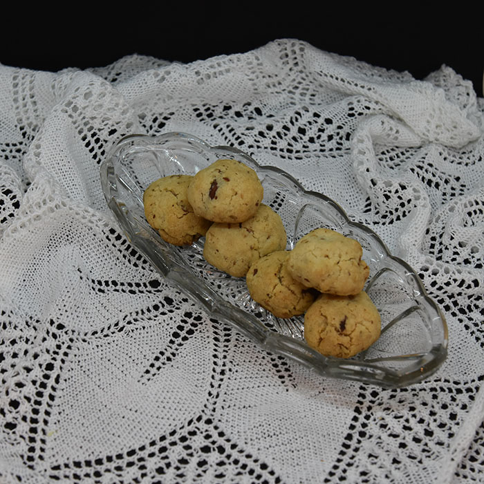 Snøballkjeks Ingredienser: 225 g Smør 1 ¼ dl Sukker 2 ts Vaniljesukker 5 dl Hvetemel 2 ½ dl Mandler (hakkete og ristede)