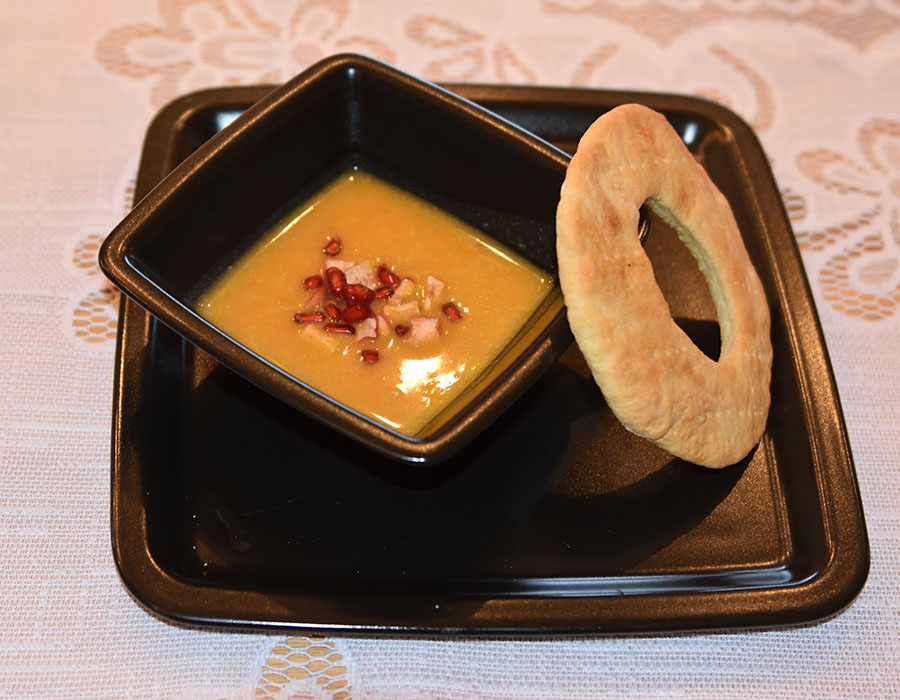 Søtpotetsuppe med chili, ingefær og kokosmelk Ingredienser: Ca 800 g Søtpoteter 2 Gulerøtter 1 Rødløk 1 ss Ingefær (revet) 3 fedd Hvitløk (hakket) 1 Chili (rød, hakket) 8 dl Grønnsakkraft (eller buljong) 4 dl Kokosmelk 1 Lime (presset) Granateplekjerner (valgfritt) Eplechips (valgfritt)