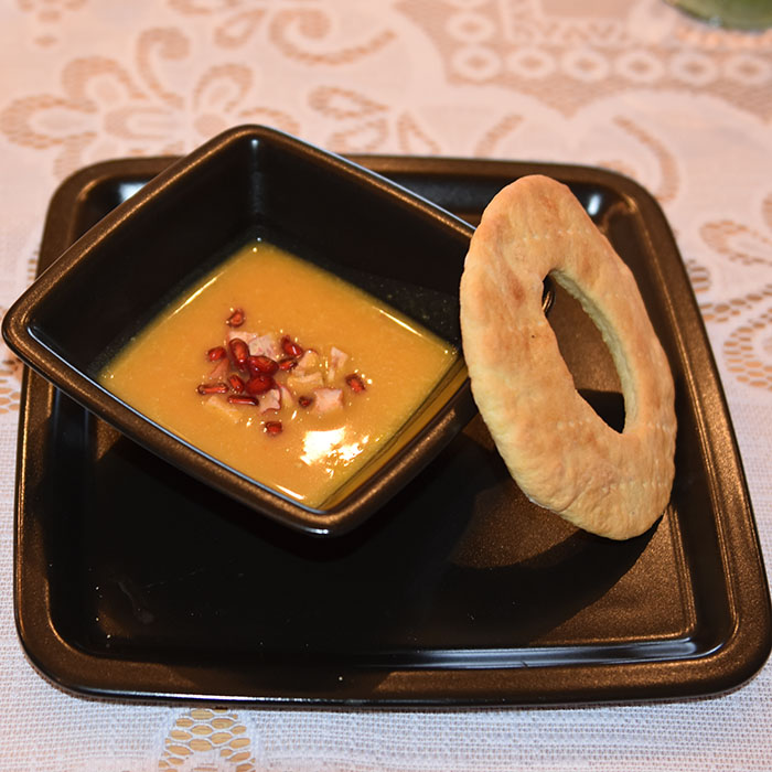 Søtpotetsuppe med chili, ingefær og kokosmelk Ingredienser: Ca 800 g Søtpoteter 2 Gulerøtter 1 Rødløk 1 ss Ingefær (revet) 3 fedd Hvitløk (hakket) 1 Chili (rød, hakket) 8 dl Grønnsakkraft (eller buljong) 4 dl Kokosmelk 1 Lime (presset) Granateplekjerner (valgfritt) Eplechips (valgfritt)