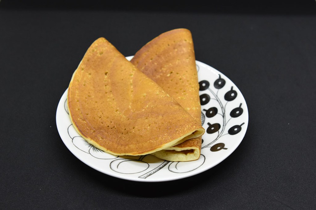 Sveler Ingredienser: 4 Egg 10 dl Kulturmelk 1 ½ dl Sukker 10 dl Hvetemel 75 g Smør 1 ½ ss Natron Smørkrem: 100 g Smør (romtemperert) 60 g Melis 60 g Sukker