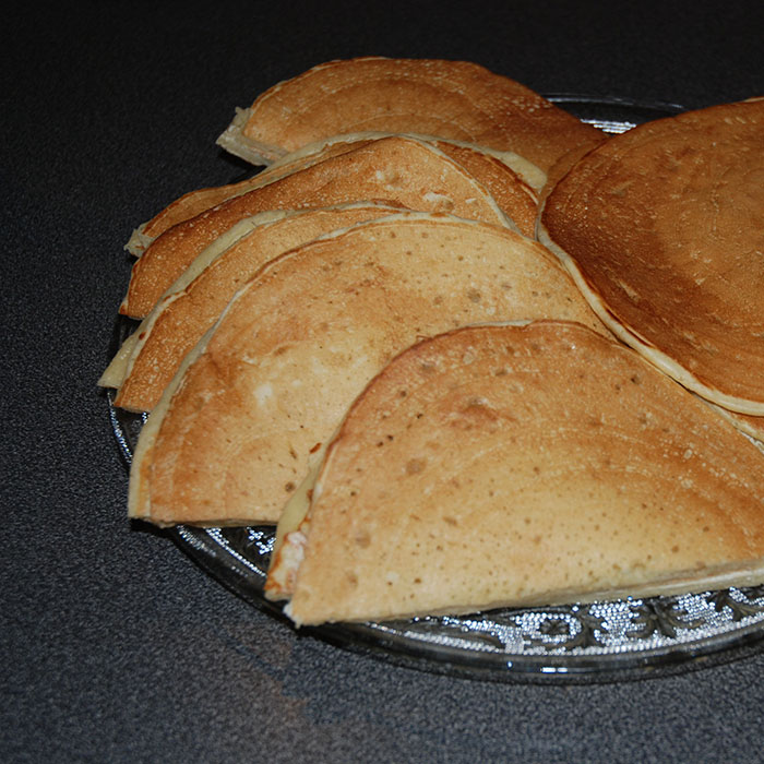 Sveler Ingredienser: 4 Egg 10 dl Kulturmelk 1 ½ dl Sukker 10 dl Hvetemel 75 g Smør 1 ½ ss Natron Smørkrem: 100 g Smør (romtemperert) 60 g Melis 60 g Sukker