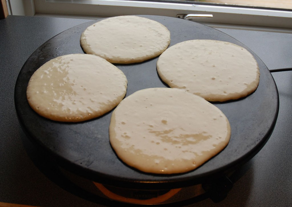 Sveler Ingredienser: 4 Egg 10 dl Kulturmelk 1 ½ dl Sukker 10 dl Hvetemel 75 g Smør 1 ½ ss Natron Smørkrem: 100 g Smør (romtemperert) 60 g Melis 60 g Sukker