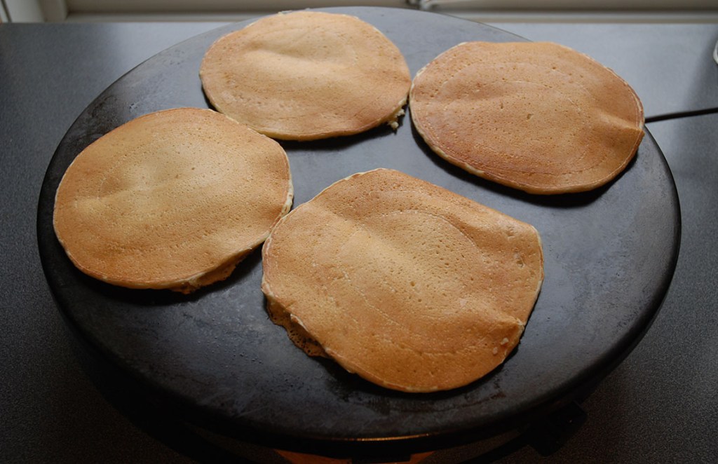 Sveler Ingredienser: 4 Egg 10 dl Kulturmelk 1 ½ dl Sukker 10 dl Hvetemel 75 g Smør 1 ½ ss Natron Smørkrem: 100 g Smør (romtemperert) 60 g Melis 60 g Sukker