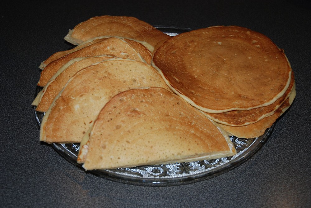 Sveler Ingredienser: 4 Egg 10 dl Kulturmelk 1 ½ dl Sukker 10 dl Hvetemel 75 g Smør 1 ½ ss Natron Smørkrem: 100 g Smør (romtemperert) 60 g Melis 60 g Sukker