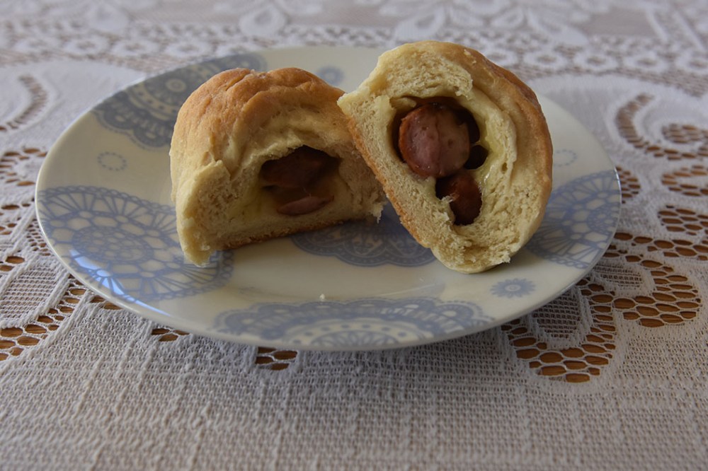 Pølsehorn  Ingredienser  1 porsjon	Horn (trykk her for oppskrift) 6-8	Pølser 32 skiver	Hvitost