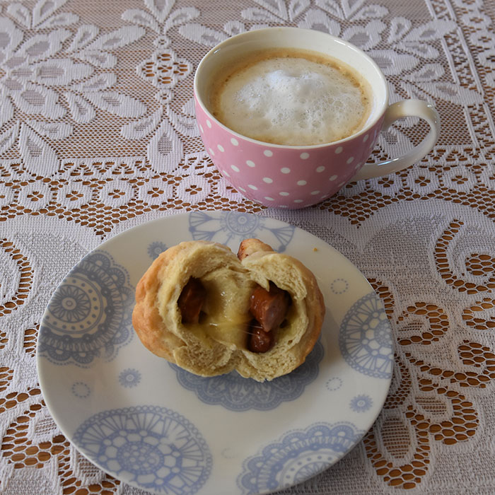 Pølsehorn Ingredienser 1 porsjon Horn (trykk her for oppskrift) 6-8 Pølser 32 skiver Hvitost