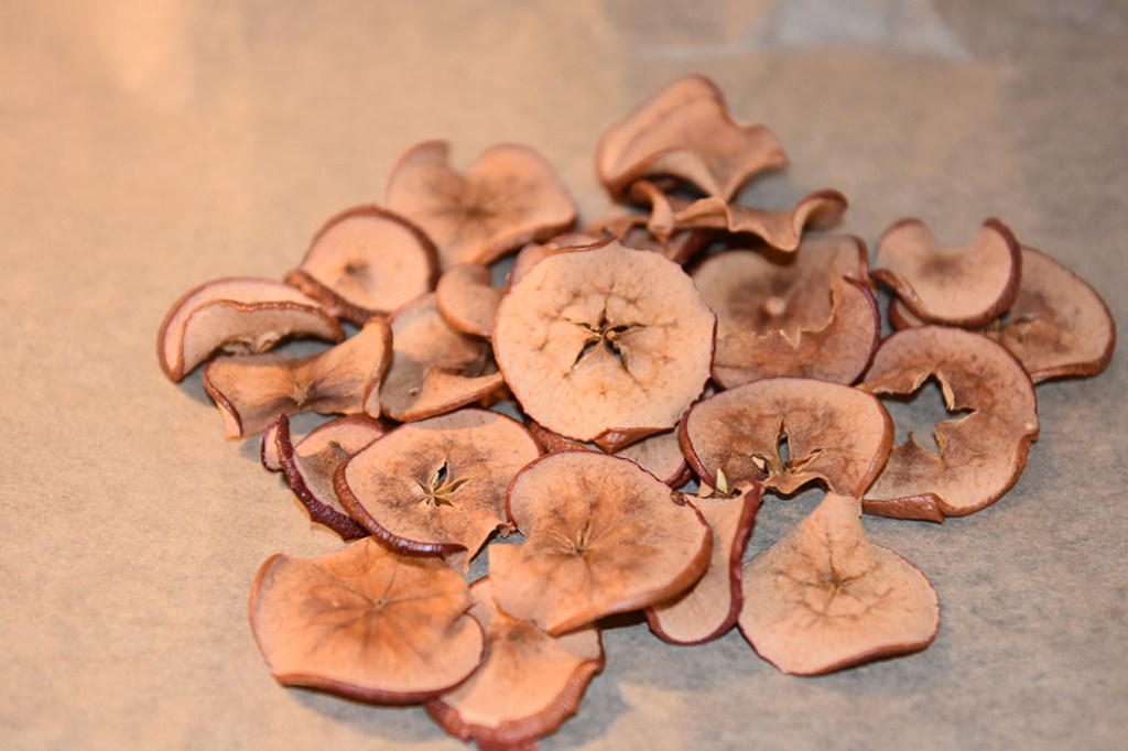 Tørkete epler på den norske eple dagen som er siste tirsdag i september https://heidisboble.no/