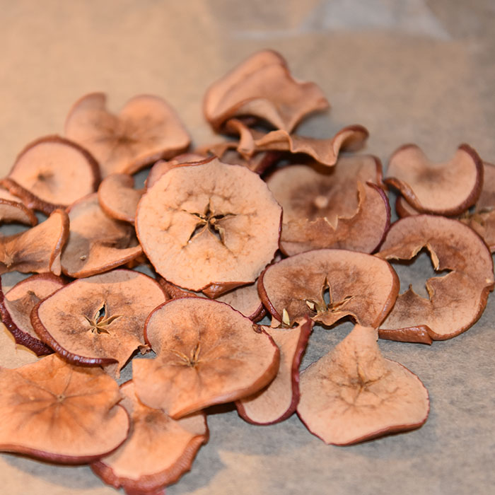 Tørkete epler på den norske eple dagen som er siste tirsdag i september https://heidisboble.no/