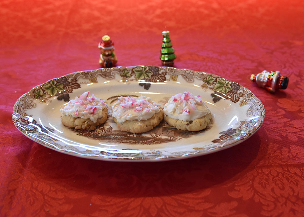 Candy cane snøball kjeks Ingredienser: 225 g Smør 1 ¼ dl Sukker 2 ts Vaniljesukker 1 ts peppermyntearoma 5 dl Hvetemel 2 ½ dl Mandler (hakkete og ristede) Pynt: 150 g Hvit sjokolade 2 dl Candy cane - knust (til strø)