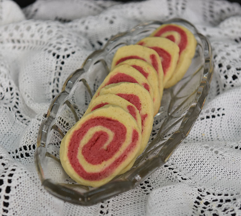 Vognhjul kjeks Ingredienser: 125 g Smør 150 g Sukker 1 Egg 200 g Hvetemel Rød konditorfarge