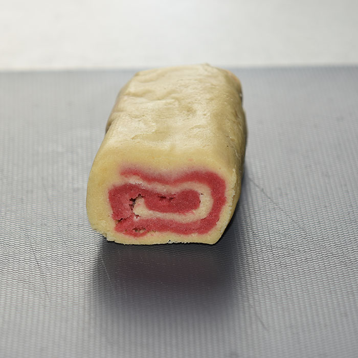 Vognhjul kjeks Ingredienser: 125 g Smør 150 g Sukker 1 Egg 200 g Hvetemel Rød konditorfarge