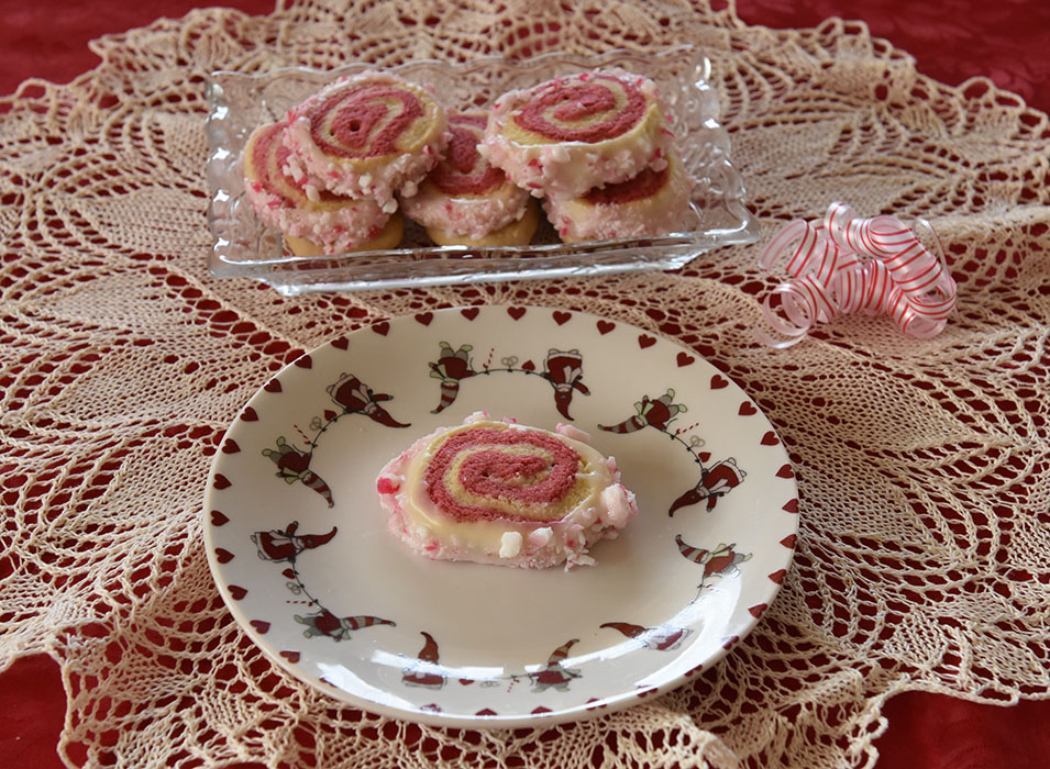 Candy cane vognhjul kjeks Porsjoner Tid Vanskelighetsgrad Ca 24 90 min. Middels Ingredienser: 125 g Smør 150 g Sukker 1 Egg 200 g Hvetemel Rød konditorfarge Pynt: Melis 2 dl Candy cane - knust (til strø)