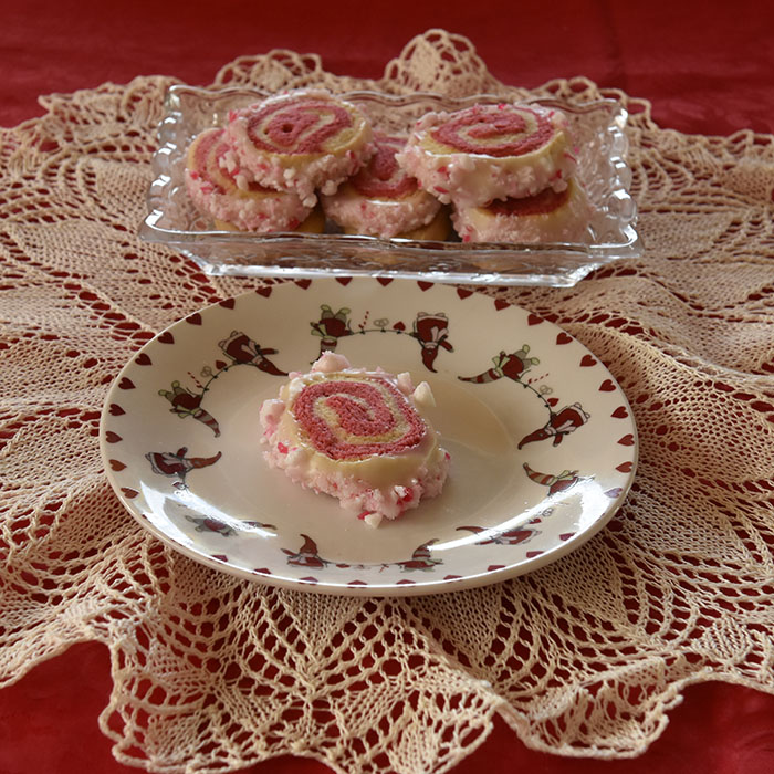 Candy cane vognhjul kjeks Porsjoner Tid Vanskelighetsgrad Ca 24 90 min. Middels Ingredienser: 125 g Smør 150 g Sukker 1 Egg 200 g Hvetemel Rød konditorfarge Pynt: Melis 2 dl Candy cane - knust (til strø)