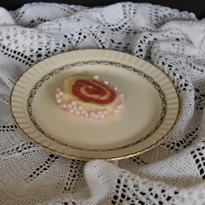 vognhjul kjeks med kakestrø Porsjoner Tid Vanskelighetsgrad Ca 24 90 min. Middels Ingredienser: 125 g Smør 150 g Sukker 1 Egg 200 g Hvetemel Rød konditorfarge Pynt: Melis 2 dl Kakestrø