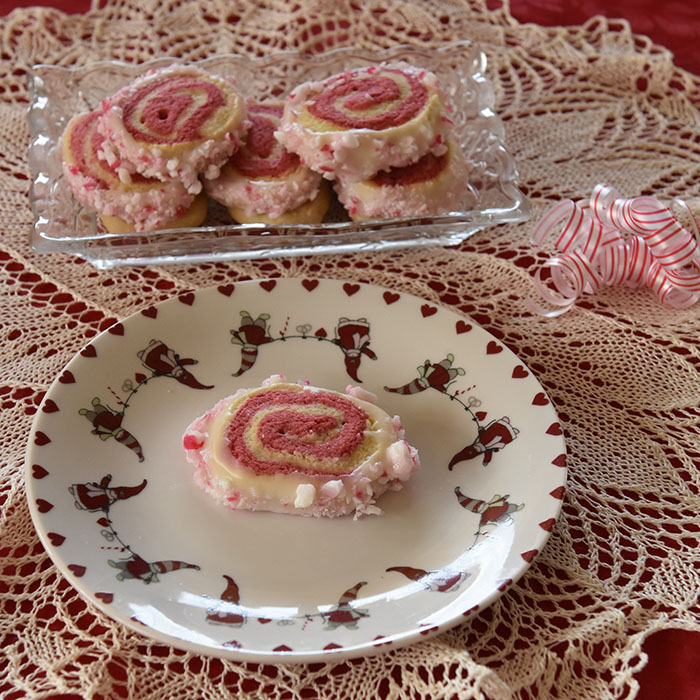 Vognhjul kjeks Candy cane vognhjul kjeks Porsjoner Tid Vanskelighetsgrad Ca 24 90 min. Middels Ingredienser: 125 g Smør 150 g Sukker 1 Egg 200 g Hvetemel Rød konditorfarge Pynt: Melis 2 dl Candy cane - knust (til strø)