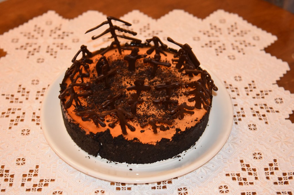 Appelsin- og oreo- ostekake til Halloween Ingredienser Kjeksbunn: Ca 300 g Oreokjeks med fyll 80 g Smør (smeltet) Ostekrem: 3 ½ pl Gelatin 3 dl Appelsinjuice 3 dl Kremfløte 225 g Fløteost 115 g Melis 3 dl Rømme Sjokoladepynt; 75 g Kokesjokolade 1 Sprøytepose Gelelokk 3 ½ pl Gelatin 3 dl Appelsinjuice 40 g Sukker Orange konditorfarge (valgfritt) Tips: - Du kan erstatte 3 ½ plater gelatin og 3 dl juice (og 40 g sukker) med 1 pakke appelsingele, som du blander ut i 2 ½ dl vann. Det kan du gjøre både for ostekremen og for gelelokket. - Du kan bruke Oreokjeks i pakke, du trenger da 2 pakker til bunnen https://heidisboble.no/