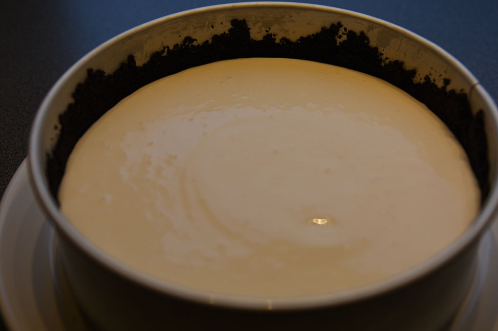 Appelsin- og oreo- ostekake til Halloween Ingredienser Kjeksbunn: Ca 300 g Oreokjeks med fyll 80 g Smør (smeltet) Ostekrem: 3 ½ pl Gelatin 3 dl Appelsinjuice 3 dl Kremfløte 225 g Fløteost 115 g Melis 3 dl Rømme Sjokoladepynt; 75 g Kokesjokolade 1 Sprøytepose Gelelokk 3 ½ pl Gelatin 3 dl Appelsinjuice 40 g Sukker Orange konditorfarge (valgfritt) Tips: - Du kan erstatte 3 ½ plater gelatin og 3 dl juice (og 40 g sukker) med 1 pakke appelsingele, som du blander ut i 2 ½ dl vann. Det kan du gjøre både for ostekremen og for gelelokket. - Du kan bruke Oreokjeks i pakke, du trenger da 2 pakker til bunnen https://heidisboble.no/