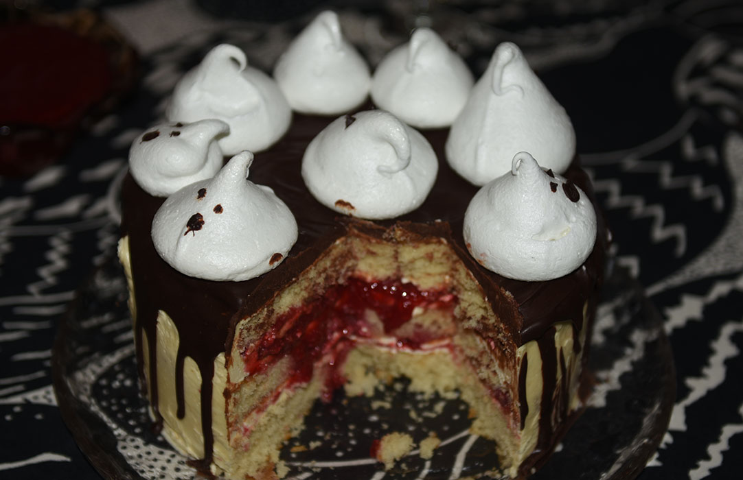 Blodig Halloweenkake - blodkake -vaniljekake med sjokoladetopping og sveitsisk marengssmørrem Ingredienser: Kakebunner: 7 ½ dl Hvetemel (400 g) 4 ts Bakepulver 2 ½ dl Melk 2 ts Vaniljesukker 12 ss Smør (romtemperert) (1 ss 15 g / 12 ss= 180 g) 6 Eggehviter (romtemperert) (1 = 30 g/ 6 =180 g) – 2 dl 3 ½ dl Sukker (300 g) Sitronlake: 4 Sitroner (ca. 1 ½ dl saft) 1 dl Sukker Sveitsisk Smørkrem 6 • Eggehviter (romtempererte) 3 ½ dl • Sukker (300 g) 450 g • Smør Bringebær saus: 1 pk Bringebær (frosne ca 340 g) 1 ½ dl Sukker 1 dl Vann 1 ts Vaniljesukker 2 ts Maisenna 1 ss Smør Sjokoladetopping: 2 dl Kremfløte 200 g Kokesjokolade