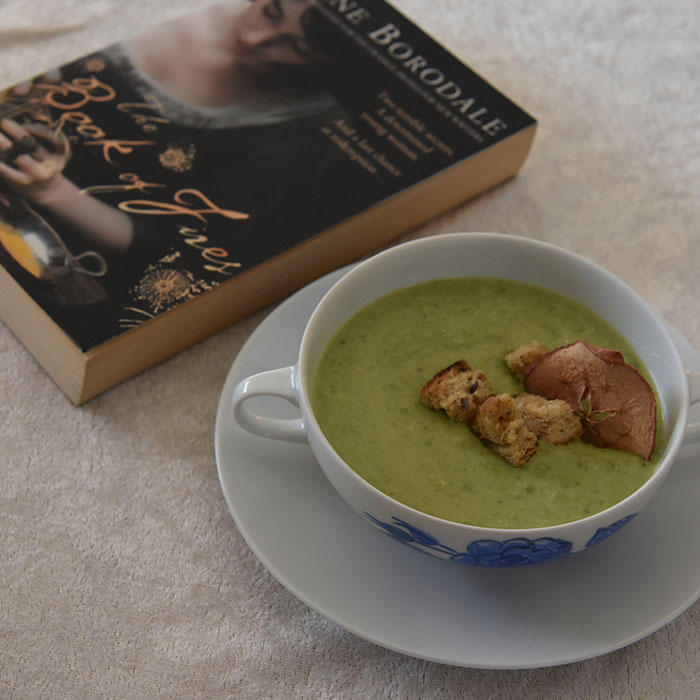 Borodale, Jane (2009) «The book of fire», Harper Press OG Grønn ertesuppe Ingredienser: 2 ts Olje (raps) 1 Løk (hakket) 2 fedd Hvitløk 600 g Erter (grønne, frosne) 7 ½ dl Vann 2 terninger Grønnsaksbuljong 2 dl crème fraiche Salt og pepper Tilbehør og garnityr: 2 ss Smør 2 skiver Brød 4 Egg (nesten hardkokte) Erter