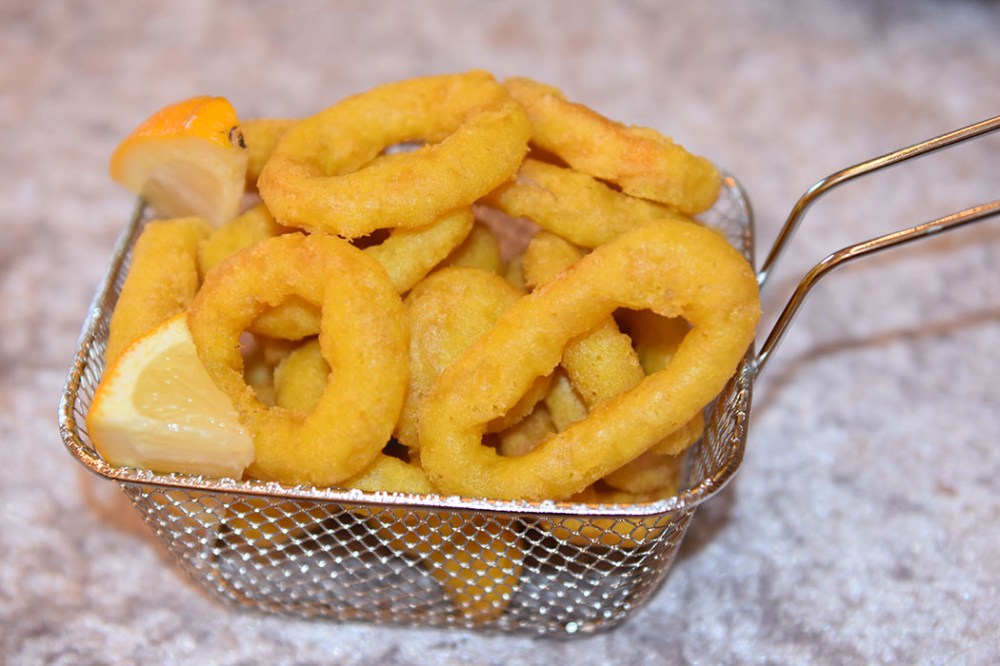 Calamares a la Romana Ingredienser: 2 Blekkspruter (middelsstore) 1 Sitron 1 Laubærbad (valgfritt) 1 Egg 140 g Hvetemel Salt 1 ts Bakepulver (5 gram) 1 ½ dl Vann 1 ss Olivenolje Pankobrød (valgfritt) Frityrolje https://heidisboble.no/