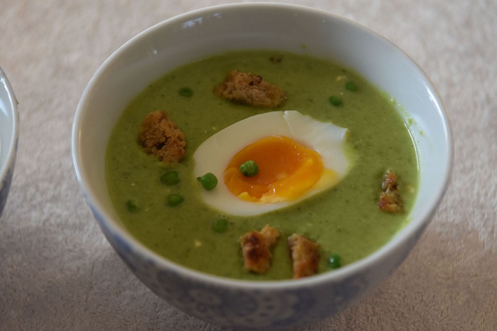 Grønn ertesuppe Ingredienser: 2 ts Olje (raps) 1 Løk (hakket) 2 fedd Hvitløk 600 g Erter (grønne, frosne) 7 ½ dl Vann 2 terninger Grønnsaksbuljong 2 dl crème fraiche Salt og pepper Tilbehør og garnityr: 2 ss Smør 2 skiver Brød 4 Egg (nesten hardkokte) Erter