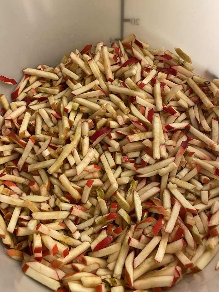 Vetles epledrikk 6 l Eplebiter 6 l Vann 1 ss Sitronsyre 1 ts Natriumbensoat 5 dl Sukker