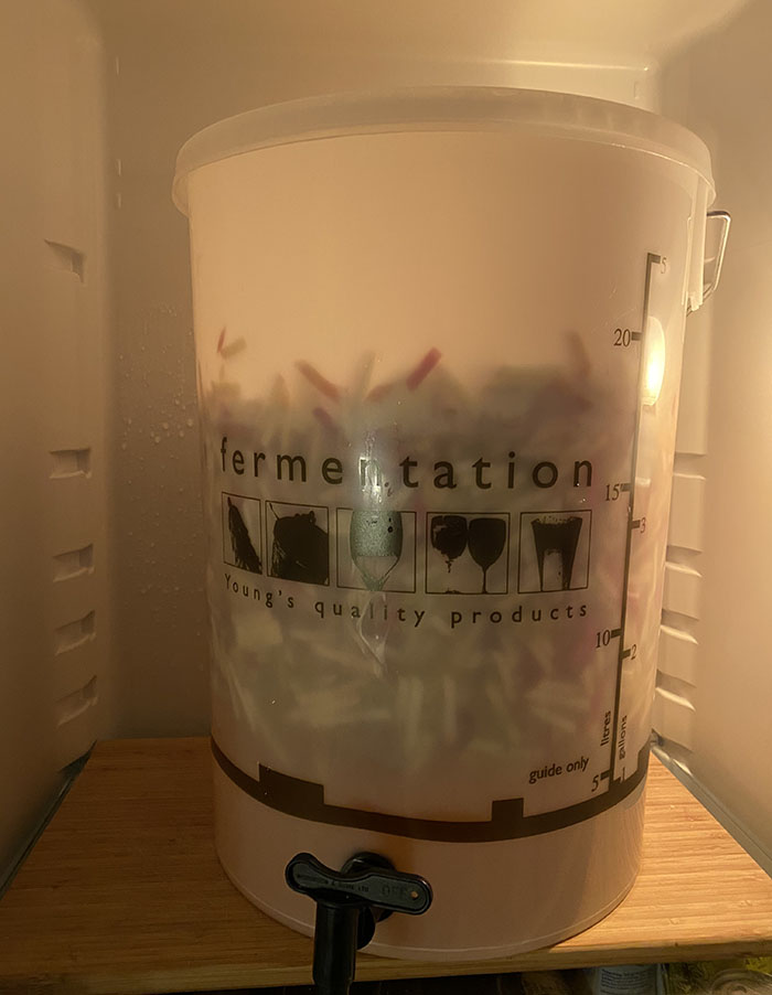 Vetles epledrikk 6 l Eplebiter 6 l Vann 1 ss Sitronsyre 1 ts Natriumbensoat 5 dl Sukker