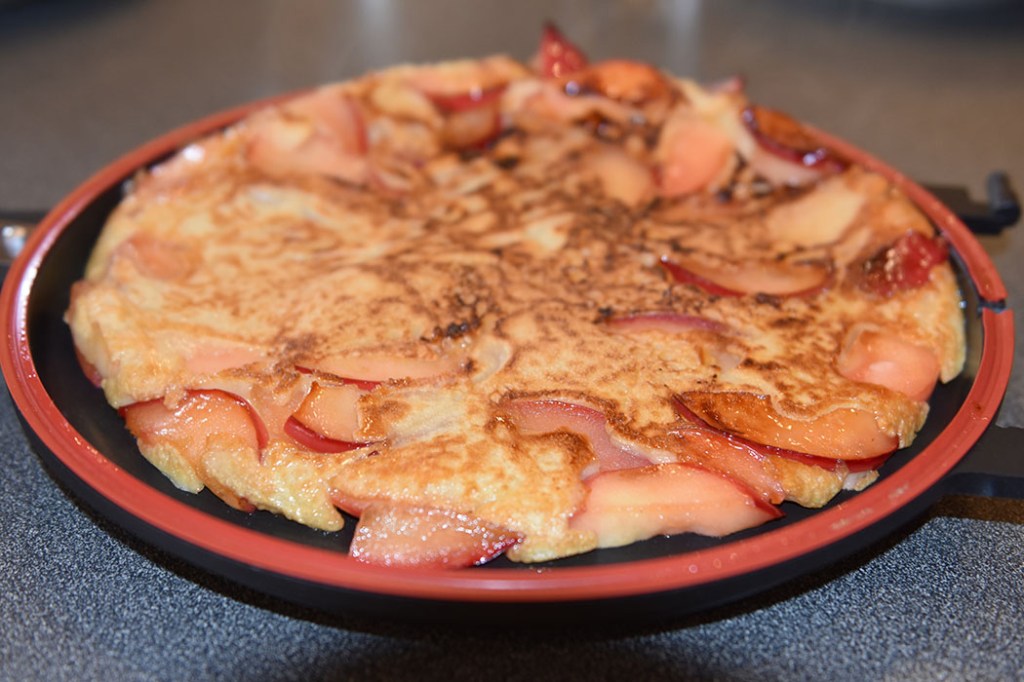 Eplepannekaker Ingredienser 1 Egg 1 dl Melk 1-1½ Hvetemel 2 Epler 1-1½ ss Sukker 1 ss Smør