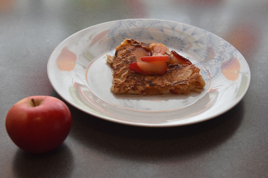 Eplepannekaker Ingredienser 1 Egg 1 dl Melk 1-1½ Hvetemel 2 Epler 1-1½ ss Sukker 1 ss Smør