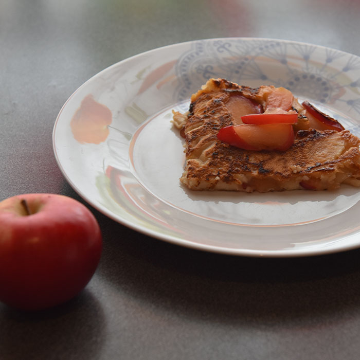 Eplepannekaker Ingredienser 1 Egg 1 dl Melk 1-1½ Hvetemel 2 Epler 1-1½ ss Sukker 1 ss Smør