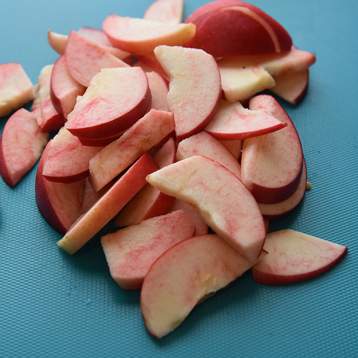 Eplepannekaker Ingredienser 1 Egg 1 dl Melk 1-1½ Hvetemel 2 Epler 1-1½ ss Sukker 1 ss Smør