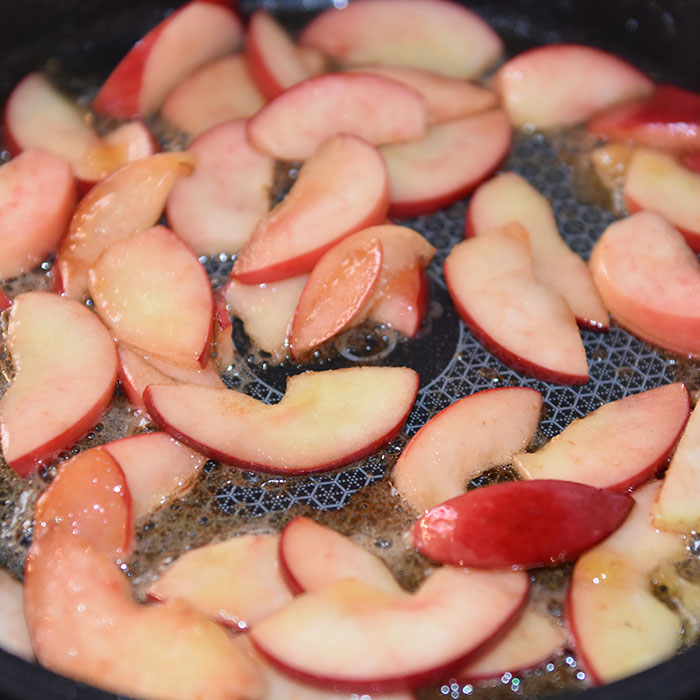 Eplepannekaker Ingredienser 1 Egg 1 dl Melk 1-1½ Hvetemel 2 Epler 1-1½ ss Sukker 1 ss Smør