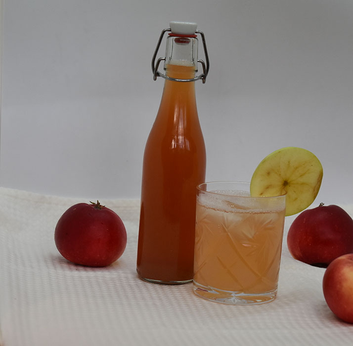 Eplesaft Ingredienser: 1 kg Epler (godt modne) 2 dl Vann 200- 400 g Sukker (pr. liter saft) 1 krm Natriumbensoat (pr. liter saft - Valgfritt)