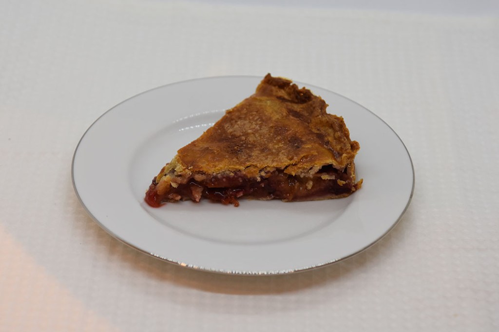 Plommepai Ingredienser: Paibunn og - lokk: 300 g Hvetemel 180 g Margarin 1 ss Sukker 3-4 ss Vann (iskaldt) 1 Egg (sammenvispet) ½ ss Sukker Paifyllet: 1 kg Plommer (i biter) 2 ½ dl Sukker 1 dl Hvetemel 2 ts Kanel (malt) 1 ts Muskatnøtt (malt)