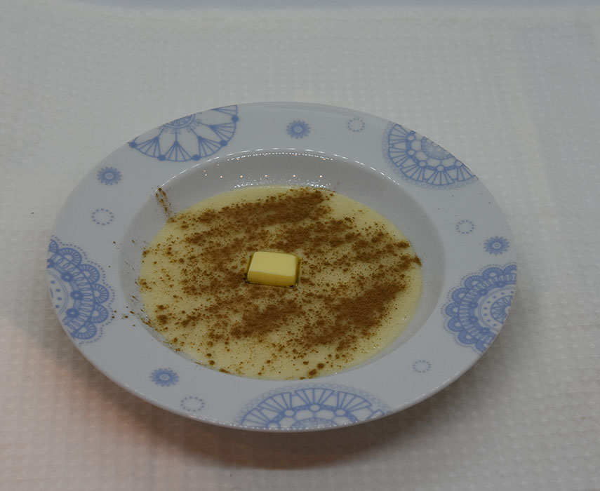 Fløyelsegrøt Ingredienser: 1-2 ss Smør (25-50 g) 2 dl Hvetemel 10 dl Melk ¼ ts Salt Tilbehør: Sukker Kanel Smør Rød saft (valgfritt)