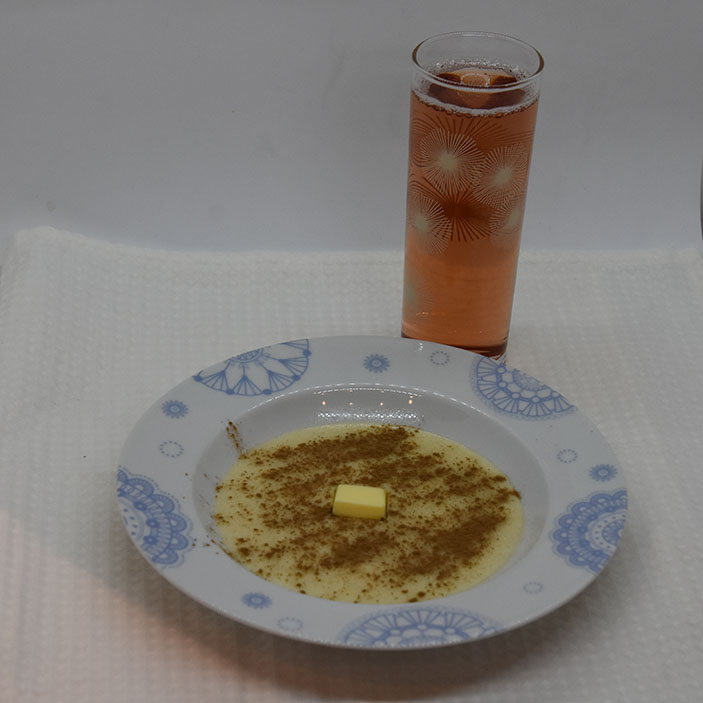 Fløyelsegrøt Ingredienser: 1-2 ss Smør (25-50 g) 2 dl Hvetemel 10 dl Melk ¼ ts Salt Tilbehør: Sukker Kanel Smør Rød saft (valgfritt)