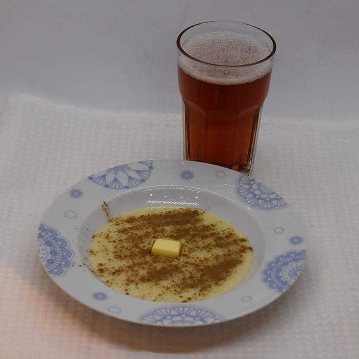 Fløyelsegrøt Ingredienser: 1-2 ss Smør (25-50 g) 2 dl Hvetemel 10 dl Melk ¼ ts Salt Tilbehør: Sukker Kanel Smør Rød saft (valgfritt)