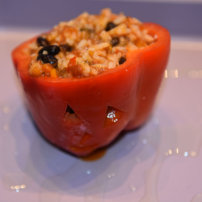 Fylte paprikaer til Halloween Ingredienser: 3 Paprika Ris (kokt) 1 ss Olje (oliven) 200 g Kjøttdeig (stekt) ½ Løk (hakket) 1 Gulrot (hakket) 1 stilk Stangselleri (hakket) 1 fedd Hvitløk ¼ Chili (rød) 1 bx Tomater (hakket) 1 ss Persille (hakket) ½ ts Sukker 3 dl Grønnsakkraft ¼ ts Pepper 1 Mozzarella (raspet) 2 ss Parmesan (raspet) Salt, pepper https://heidisboble.no/