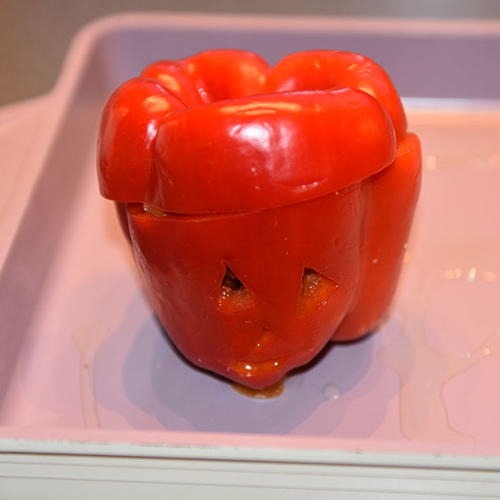 Fylte paprikaer til Halloween Ingredienser: 3 Paprika Ris (kokt) 1 ss Olje (oliven) 200 g Kjøttdeig (stekt) ½ Løk (hakket) 1 Gulrot (hakket) 1 stilk Stangselleri (hakket) 1 fedd Hvitløk ¼ Chili (rød) 1 bx Tomater (hakket) 1 ss Persille (hakket) ½ ts Sukker 3 dl Grønnsakkraft ¼ ts Pepper 1 Mozzarella (raspet) 2 ss Parmesan (raspet) Salt, pepper https://heidisboble.no/