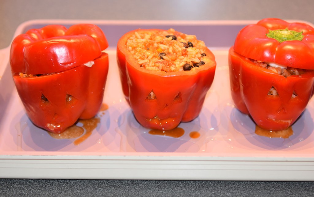 Fylte paprikaer til Halloween Ingredienser: 3 Paprika Ris (kokt) 1 ss Olje (oliven) 200 g Kjøttdeig (stekt) ½ Løk (hakket) 1 Gulrot (hakket) 1 stilk Stangselleri (hakket) 1 fedd Hvitløk ¼ Chili (rød) 1 bx Tomater (hakket) 1 ss Persille (hakket) ½ ts Sukker 3 dl Grønnsakkraft ¼ ts Pepper 1 Mozzarella (raspet) 2 ss Parmesan (raspet) Salt, pepper https://heidisboble.no/