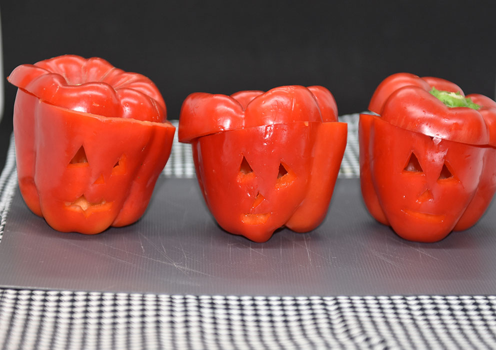 Fylte paprikaer til Halloween Ingredienser: 3 Paprika Ris (kokt) 1 ss Olje (oliven) 200 g Kjøttdeig (stekt) ½ Løk (hakket) 1 Gulrot (hakket) 1 stilk Stangselleri (hakket) 1 fedd Hvitløk ¼ Chili (rød) 1 bx Tomater (hakket) 1 ss Persille (hakket) ½ ts Sukker 3 dl Grønnsakkraft ¼ ts Pepper 1 Mozzarella (raspet) 2 ss Parmesan (raspet) Salt, pepper https://heidisboble.no/