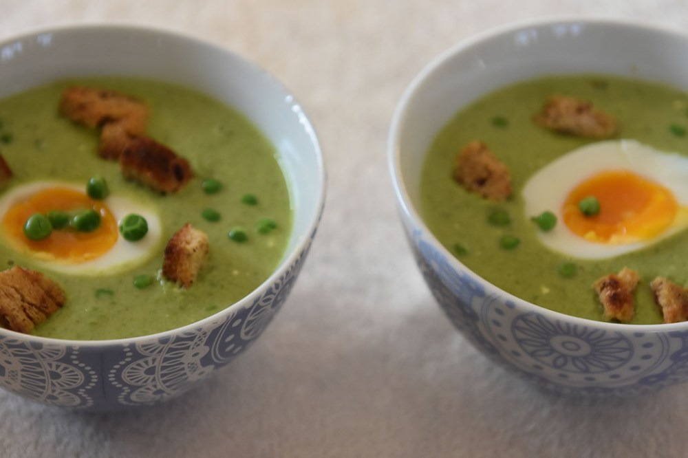 Grønn ertesuppe Ingredienser: 2 ts Olje (raps) 1 Løk (hakket) 2 fedd Hvitløk 600 g Erter (grønne, frosne) 7 ½ dl Vann 2 terninger Grønnsaksbuljong 2 dl crème fraiche Salt og pepper Tilbehør og garnityr: 2 ss Smør 2 skiver Brød 4 Egg (nesten hardkokte) Erter