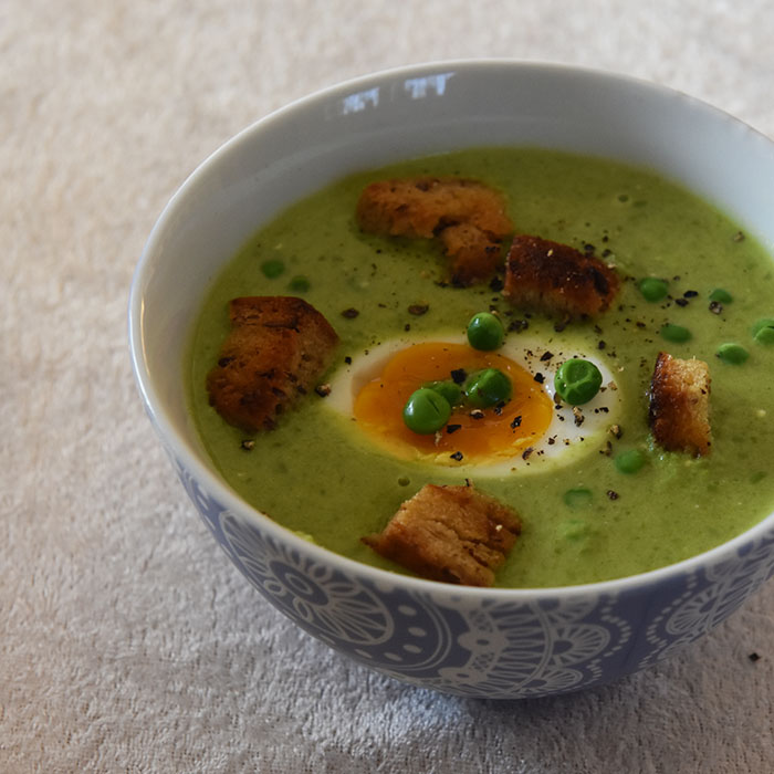 Grønn ertesuppe  Ingredienser:  2 ts	Olje (raps)  1	Løk (hakket) 2 fedd	Hvitløk 600 g	Erter (grønne, frosne) 7 ½ dl	Vann 2 terninger	Grønnsaksbuljong  2 dl	crème fraiche 	Salt og pepper  Tilbehør og garnityr: 2 ss	Smør  2 skiver	Brød 4 	Egg (nesten hardkokte) 	Erter https://heidisboble.no/ @heidisboble