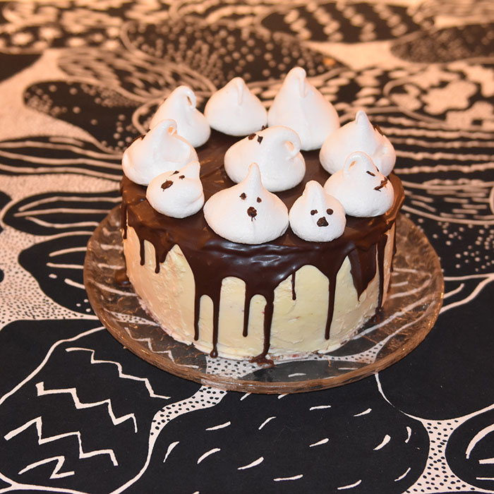 Blodig Halloweenkake - blodkake -vaniljekake med sjokoladetopping og sveitsisk marengssmørrem Ingredienser: Kakebunner: 7 ½ dl Hvetemel (400 g) 4 ts Bakepulver 2 ½ dl Melk 2 ts Vaniljesukker 12 ss Smør (romtemperert) (1 ss 15 g / 12 ss= 180 g) 6 Eggehviter (romtemperert) (1 = 30 g/ 6 =180 g) – 2 dl 3 ½ dl Sukker (300 g) Sitronlake: 4 Sitroner (ca. 1 ½ dl saft) 1 dl Sukker Sveitsisk Smørkrem 6 • Eggehviter (romtempererte) 3 ½ dl • Sukker (300 g) 450 g • Smør Bringebær saus: 1 pk Bringebær (frosne ca 340 g) 1 ½ dl Sukker 1 dl Vann 1 ts Vaniljesukker 2 ts Maisenna 1 ss Smør Sjokoladetopping: 2 dl Kremfløte 200 g Kokesjokolade