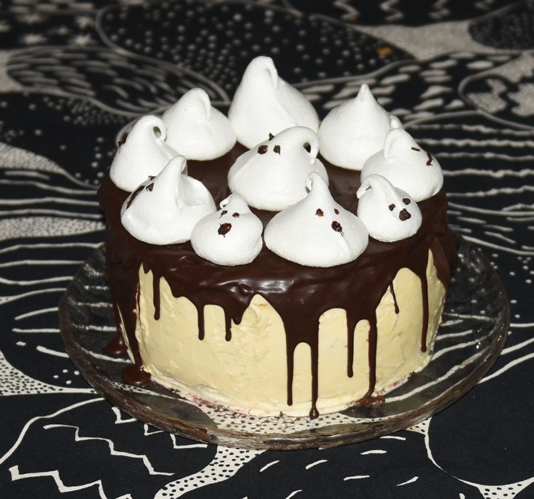 Blodig Halloweenkake - blodkake -vaniljekake med sjokoladetopping og sveitsisk marengssmørrem Ingredienser: Kakebunner: 7 ½ dl Hvetemel (400 g) 4 ts Bakepulver 2 ½ dl Melk 2 ts Vaniljesukker 12 ss Smør (romtemperert) (1 ss 15 g / 12 ss= 180 g) 6 Eggehviter (romtemperert) (1 = 30 g/ 6 =180 g) – 2 dl 3 ½ dl Sukker (300 g) Sitronlake: 4 Sitroner (ca. 1 ½ dl saft) 1 dl Sukker Sveitsisk Smørkrem 6 • Eggehviter (romtempererte) 3 ½ dl • Sukker (300 g) 450 g • Smør Bringebær saus: 1 pk Bringebær (frosne ca 340 g) 1 ½ dl Sukker 1 dl Vann 1 ts Vaniljesukker 2 ts Maisenna 1 ss Smør Sjokoladetopping: 2 dl Kremfløte 200 g Kokesjokolade