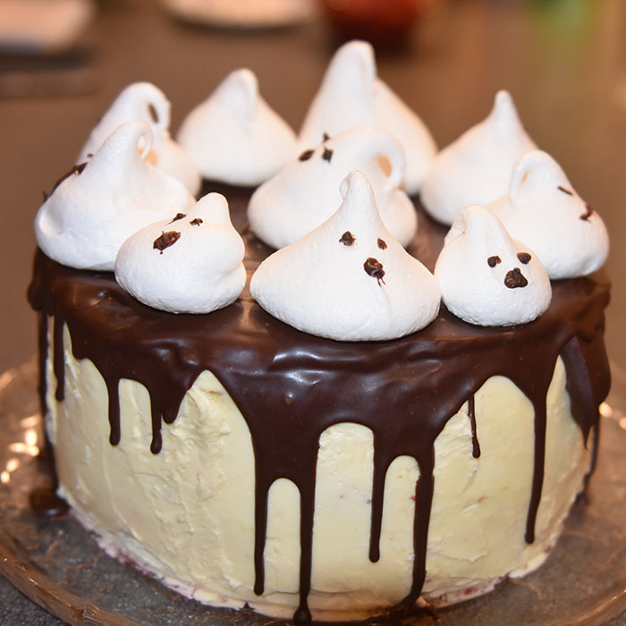 Blodig Halloweenkake - blodkake -vaniljekake med sjokoladetopping og sveitsisk marengssmørrem Ingredienser: Kakebunner: 7 ½ dl Hvetemel (400 g) 4 ts Bakepulver 2 ½ dl Melk 2 ts Vaniljesukker 12 ss Smør (romtemperert) (1 ss 15 g / 12 ss= 180 g) 6 Eggehviter (romtemperert) (1 = 30 g/ 6 =180 g) – 2 dl 3 ½ dl Sukker (300 g) Sitronlake: 4 Sitroner (ca. 1 ½ dl saft) 1 dl Sukker Sveitsisk Smørkrem 6 • Eggehviter (romtempererte) 3 ½ dl • Sukker (300 g) 450 g • Smør Bringebær saus: 1 pk Bringebær (frosne ca 340 g) 1 ½ dl Sukker 1 dl Vann 1 ts Vaniljesukker 2 ts Maisenna 1 ss Smør Sjokoladetopping: 2 dl Kremfløte 200 g Kokesjokolade