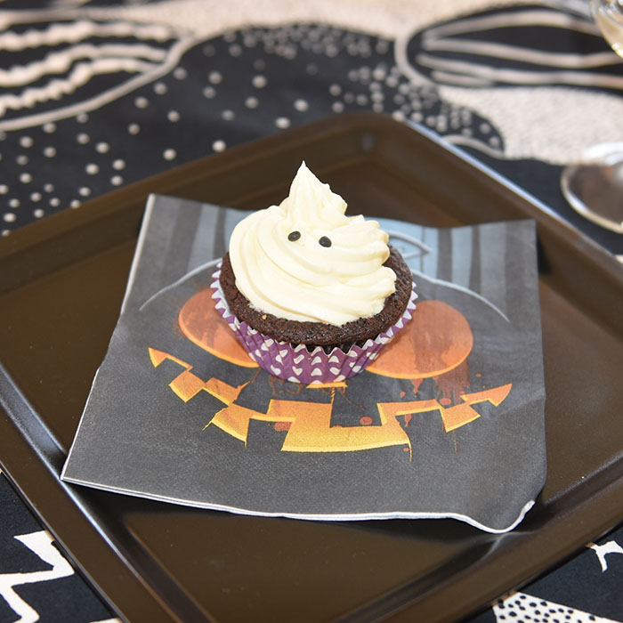 Mørke saftige sjokolademuffins - spøkelsesversjonen Ingredienser: 2 ½ Kaffe (varm og sterk) 2 ts Vaniljesukker 70 g Sjokolade (mørk) 2 Egg (romtempererte) 1 ¼ dl Olje (nøytral) 2 ½ Fløte 500 g Sukker 190 g Hvetemel 150 g Kakaopulver 1 ½ ts Natron ½ ts Bakepulver Hvit sjokoladeostekrem topping: 400 g Sjokolade (hvit) 350 g Smør (romtemperert) 200 g Melis 1 pk Philadelphiaost 1 ss Vaniljesukker 1 ss Limesaft (valgfritt)