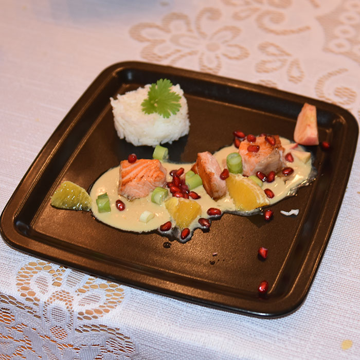 Laks i rømmesaus med appelsin og granateple Ingredienser: Ca. 400-500 g Laksefileter (uten skinn og bein) 1 bx Rømme 1 Appelsin (saft) ½ Sitron (saft) 1 ½ ss Honning 3 ss Soyasaus ¼ Chili (rød) 2 Vårløk Topping: 1 Appelsin (skivet) 1 Granateple (frø) Gressløk/vårløk