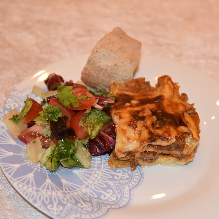 Lasagne al forno Ingredienser: Kjøttsaus: 2 ss Oliven olje 1 Løk 1 Gulrot 1 stilk Stangselleri 1 fedd Hvitløk ½ Chili (rød – uten frø) eller (kajennepepper) 350 g Kjøttdeig 50 g Bacon (kan sløyfes) 2 bx Hermetiske tomater 1 dl Vann (eller hvitvin) 1-2 Buljongterninger ½ - 1 ts Sukker Bladpersille (hakket) Salt og Pepper Ostesaus: 4 ss Hvetemel 8 dl Melk 1 ts Salt ½ ts Pepper 100-200 g Ost (revet) https://heidisboble.no/