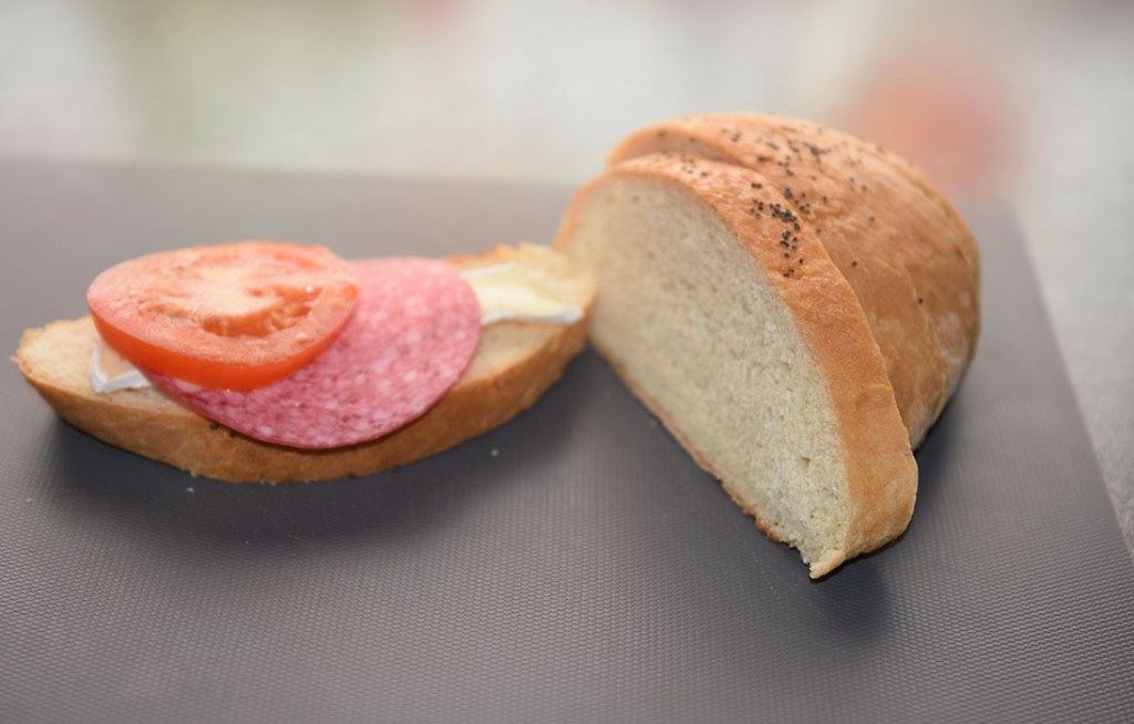 Formloff (mormors) Porsjoner: Tid: Vanskelighetsgrad 2 brød 3 timer Enkel Ingredienser 50 g Smør (smeltet) 7 dl Melk (lunken) 1 pk Gjær 1 kg Hvetemel (ca. 16 ½ dl ) 1 ts Sukker ½ ts Salt 2 ss Fløte (til pensling)